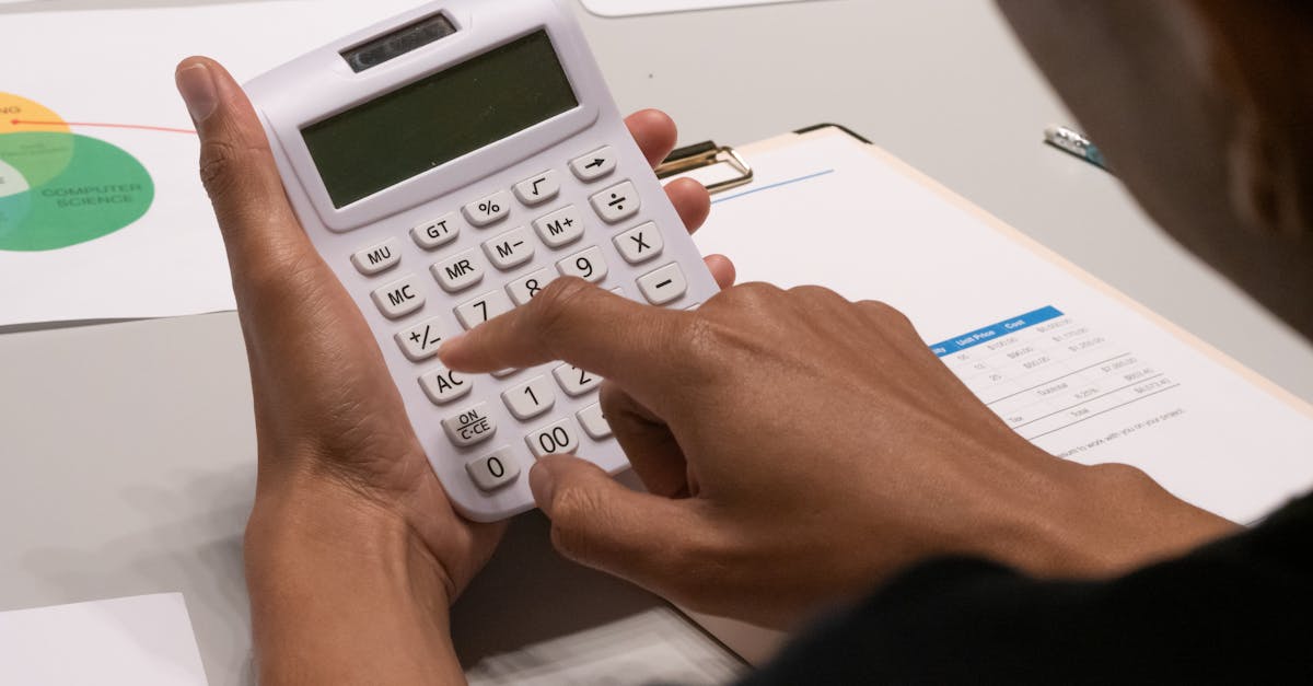Computador com gráficos e análise de dados representando estudo de caso