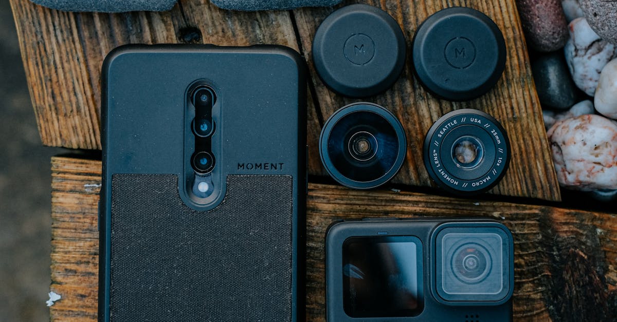 Computador e smartphone com ferramentas digitais para criação de vídeo