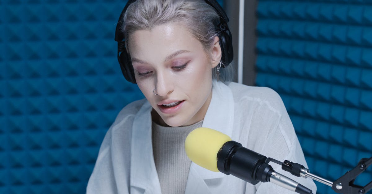 Criador de conteúdo editando áudio para redes sociais