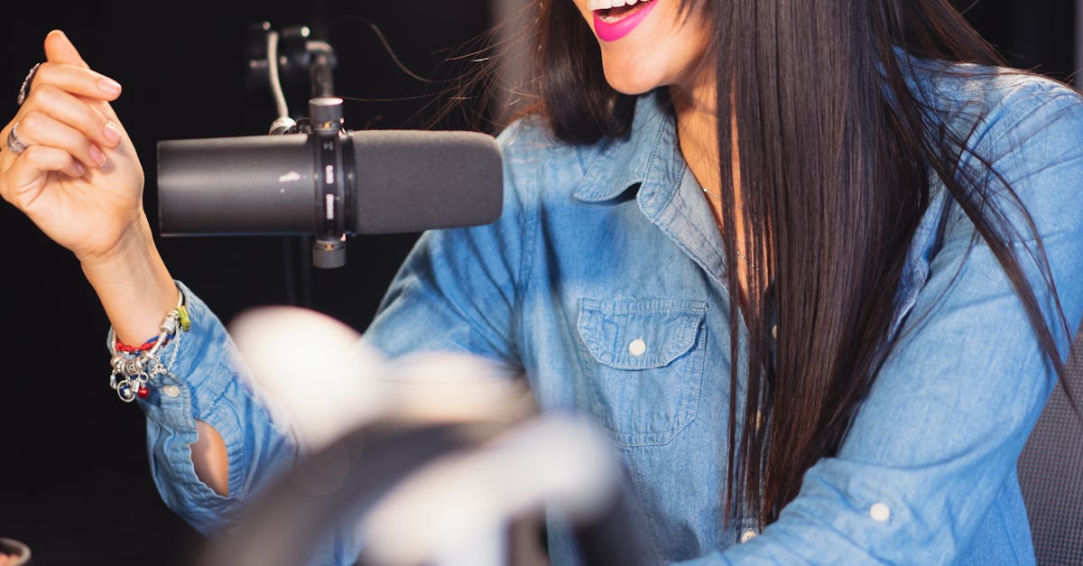 Criador de conteúdo gravando vídeo prático com equipamento simples
