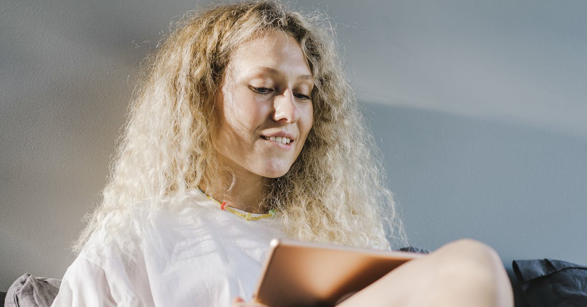 Criador de conteúdo produzindo vídeo com smartphone para redes sociais