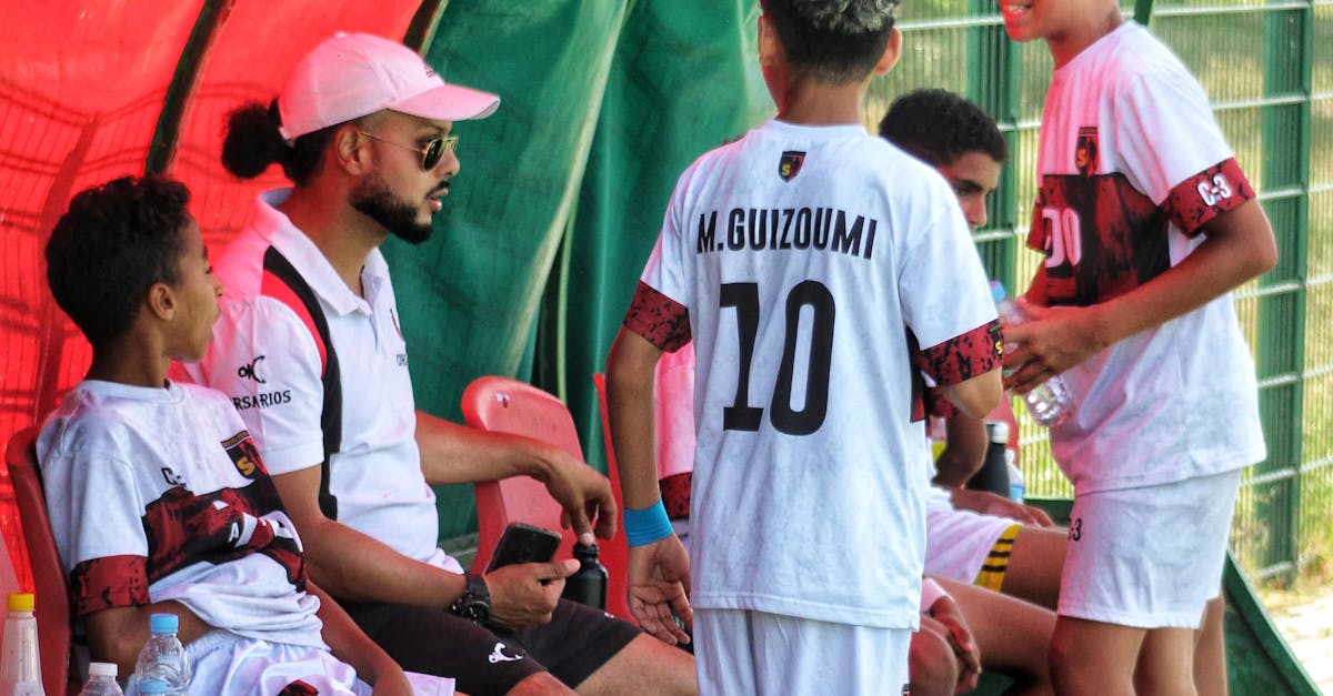 Equipe discutindo estratégias de co-criação e exemplos práticos