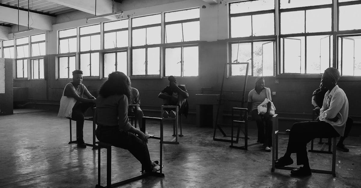 Grupo de pessoas discutindo exemplos práticos e estudos de caso em reunião