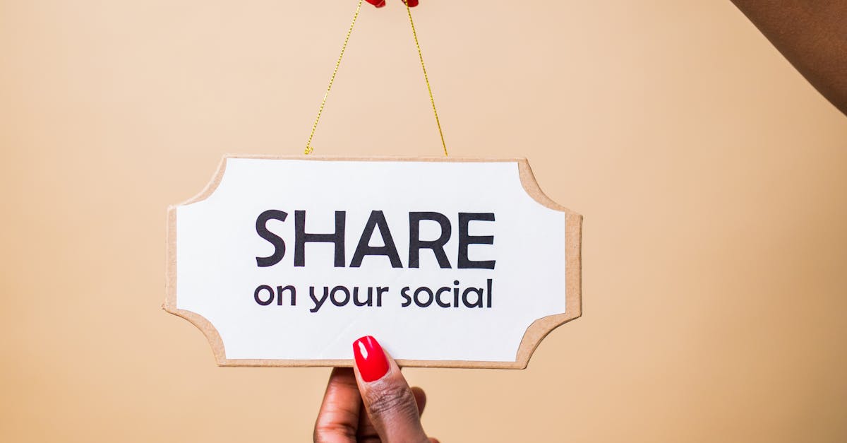 Mesa com laptop e smartphone mostrando ferramentas para marketing em redes sociais