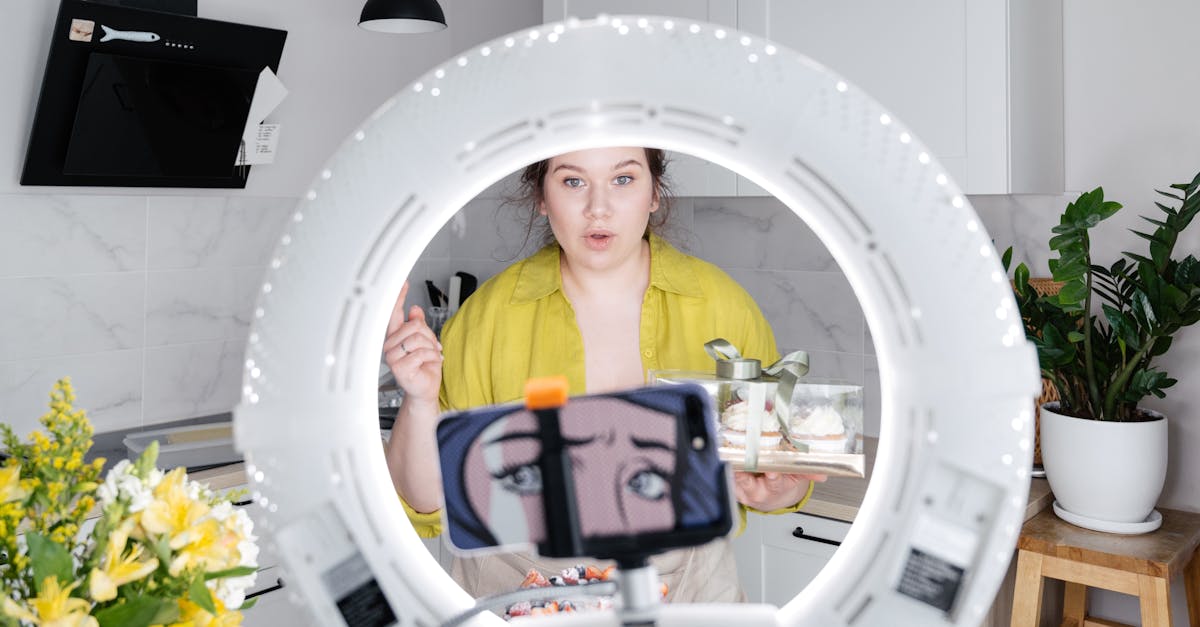 Pessoa anotando dicas de criação de conteúdo em um caderno