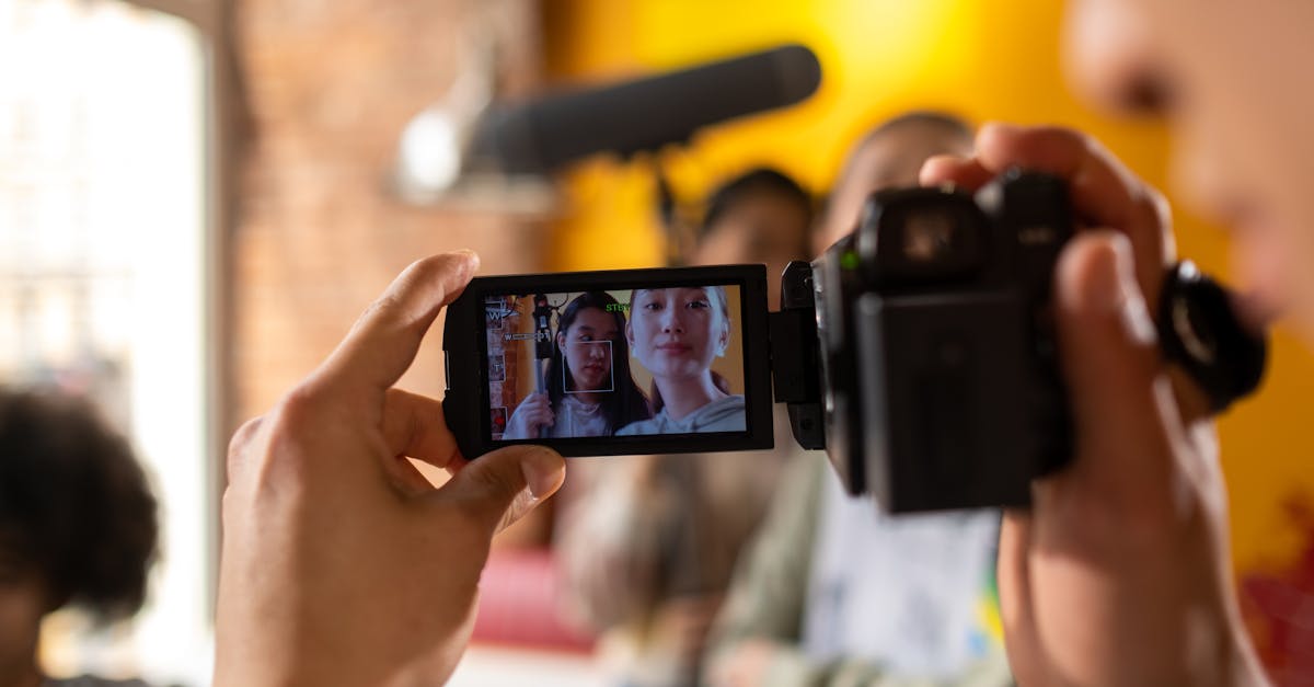 Pessoa editando vídeo no celular com ferramentas digitais