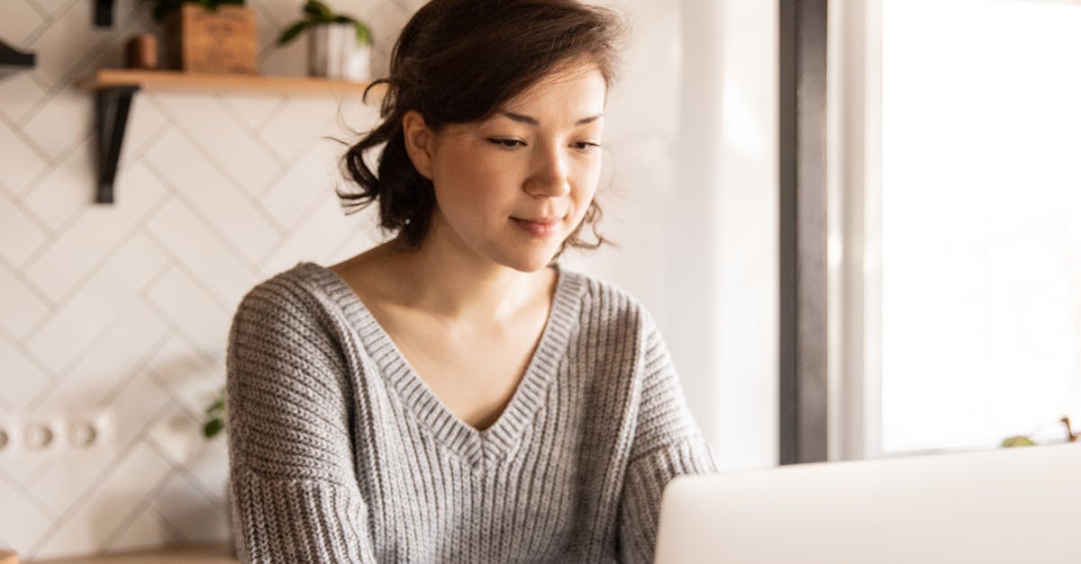 Pessoa usando smartphone para seguir dicas de compras online ao vivo