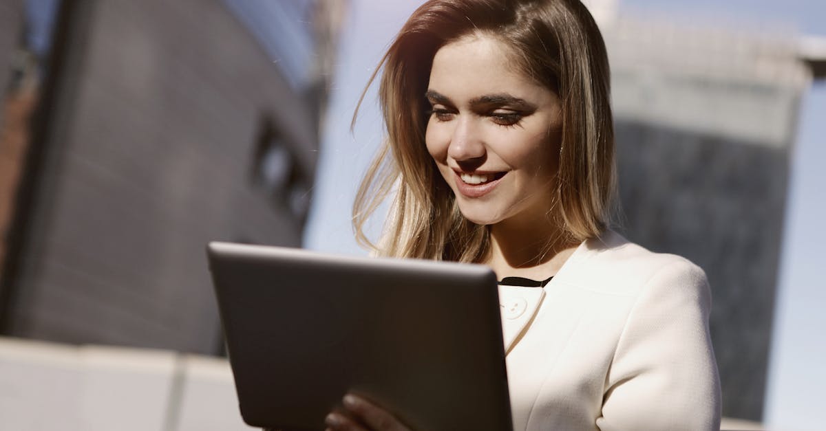 Dicas práticas para crescimento nas redes sociais em papel e laptop