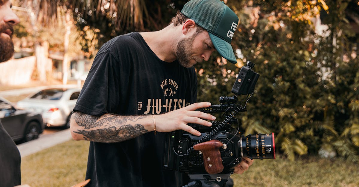 Criador de conteúdo editando vídeo com filtros em smartphone