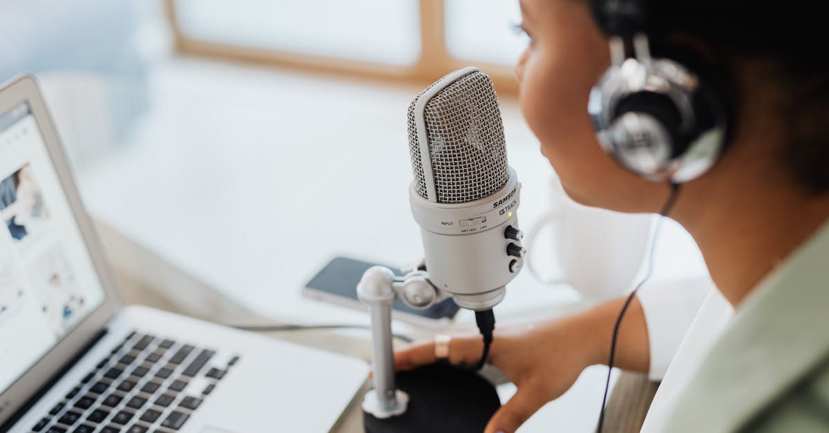 Criador de conteúdo aplicando estratégias de engajamento no computador