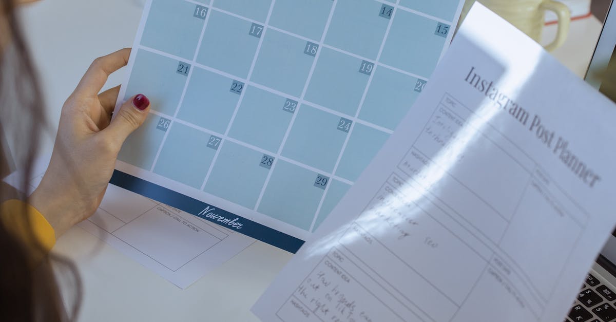 Criador de conteúdo organizando ideias para vídeos no TikTok