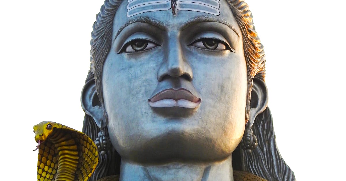 Criador de conteúdo respondendo comentários no smartphone