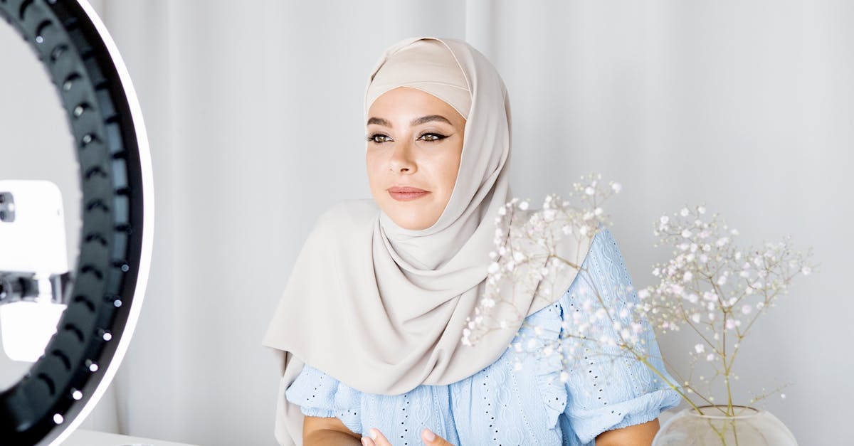 Criador de conteúdo trabalhando e planejando estratégias para crescer no TikTok