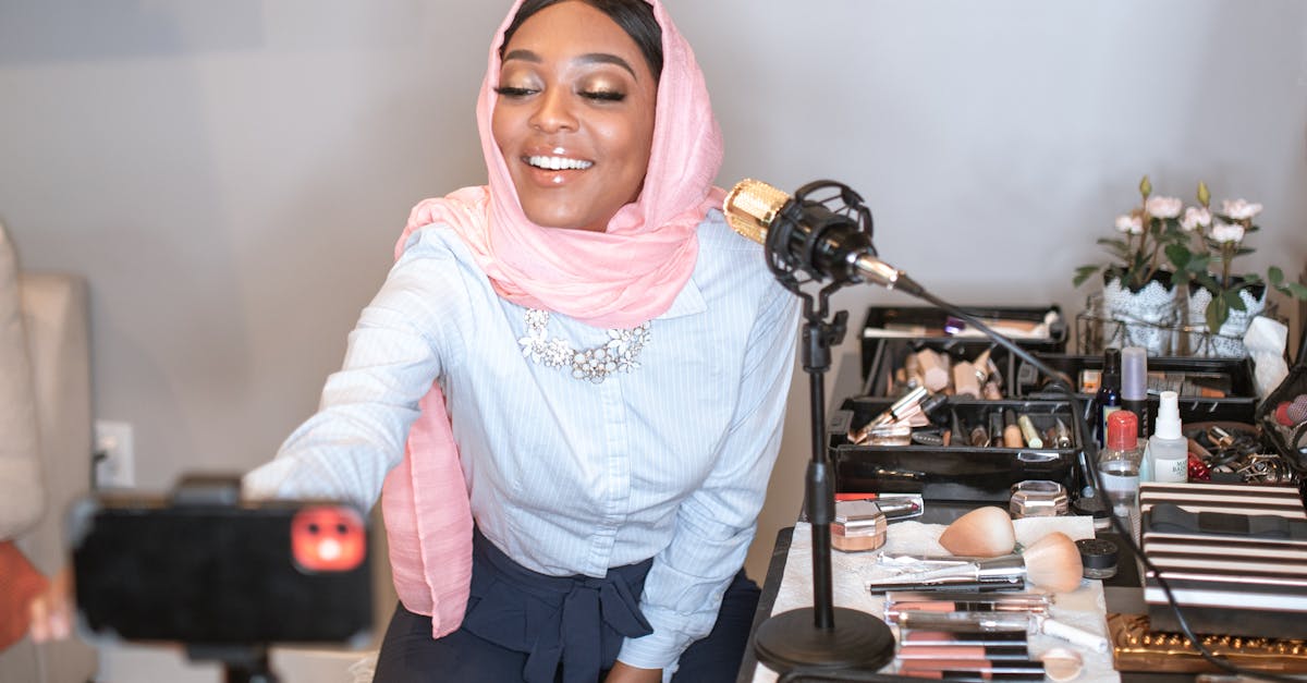 Criador de conteúdo trabalhando em tutorial para o YouTube Studio