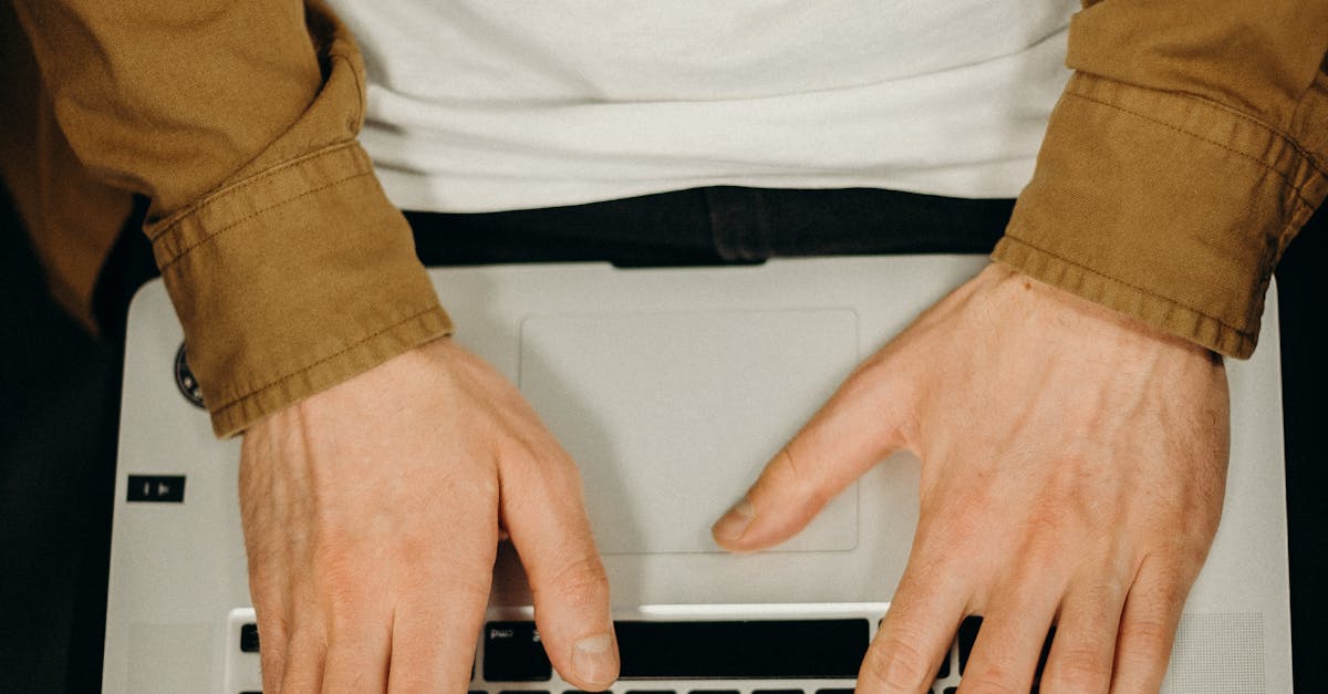 Criador de conteúdo trabalhando em um laptop com anotações ao lado