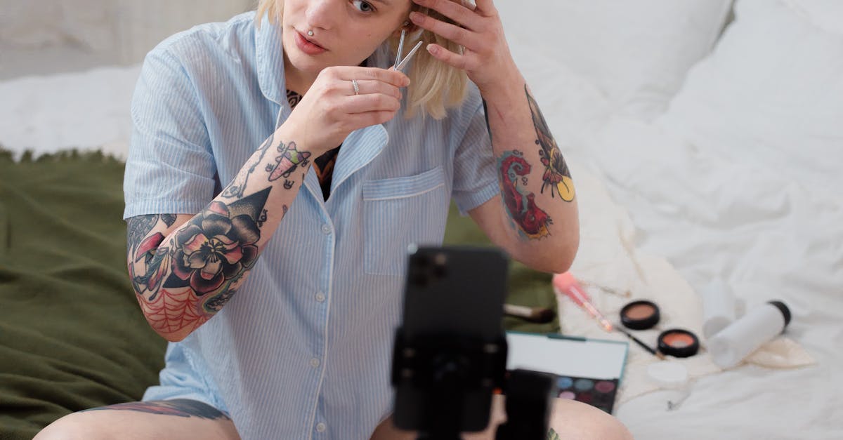 Criador de conteúdo aplicando dicas práticas de crescimento no computador