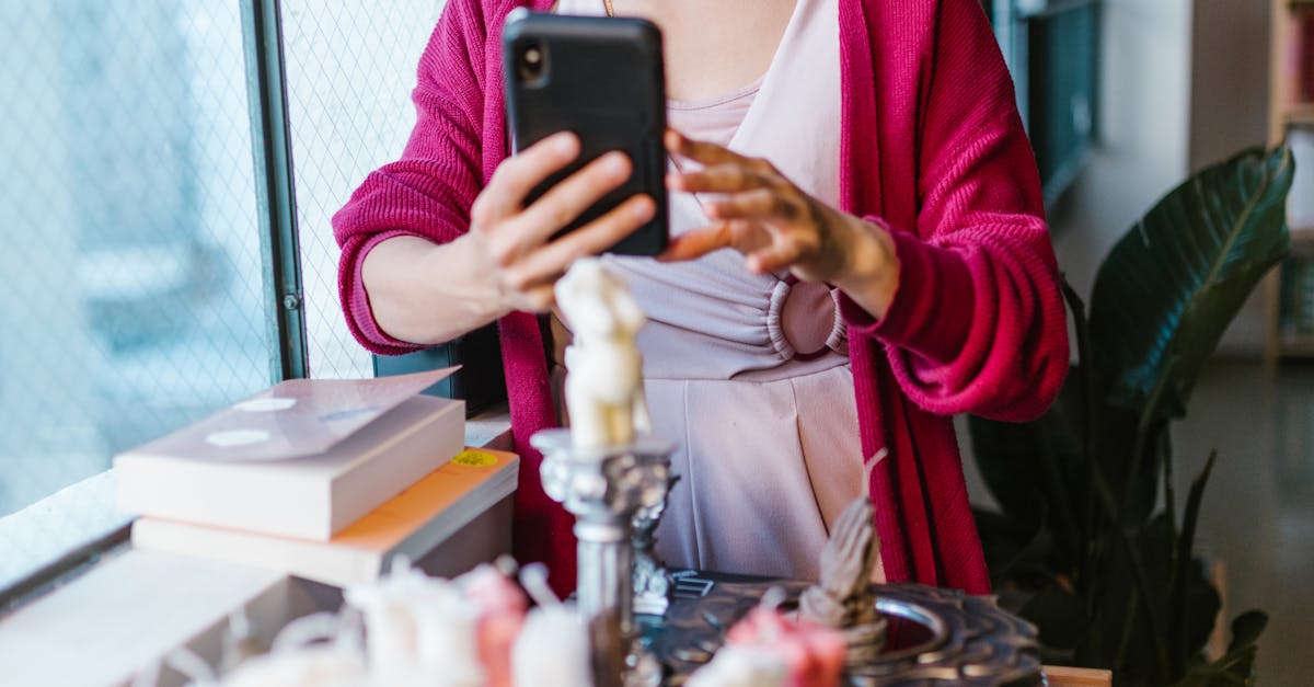 Dono de pequeno negócio usando celular para monitorar engajamento local no Instagram