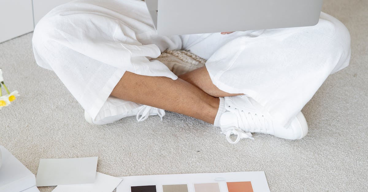 Dono de pequeno negócio usando laptop para analisar ferramentas digitais