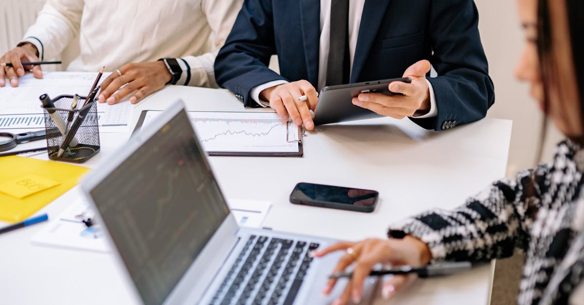 Duas pessoas colaborando usando smartphone para redes sociais