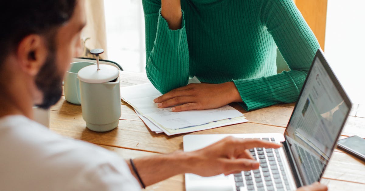 Duas pessoas fechando parceria de negócios local em ambiente informal