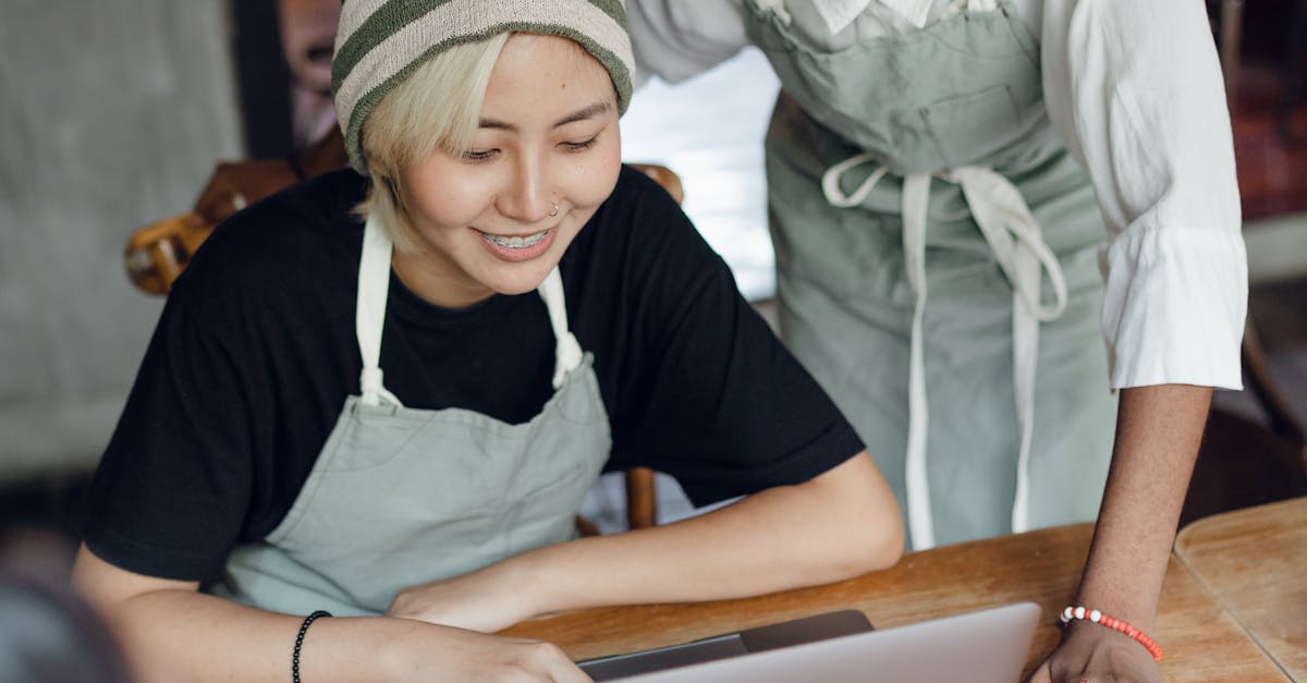 Equipe colaborando em estratégia prática de marketing local no Instagram