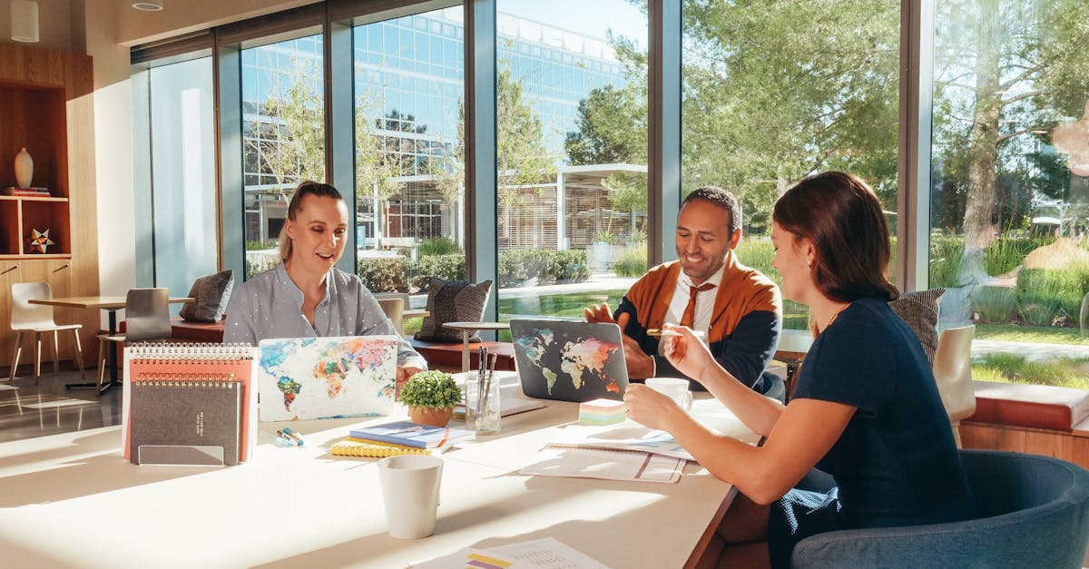 Equipe colaborando em estratégia prática para pequenas empresas