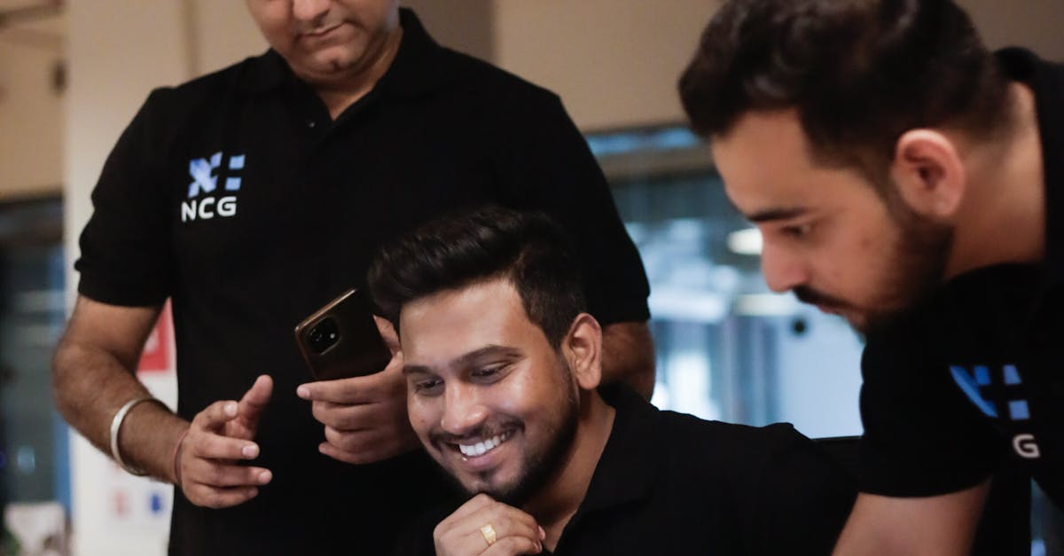 Equipe de negócios discutindo estratégias em reunião com gráficos e anotações