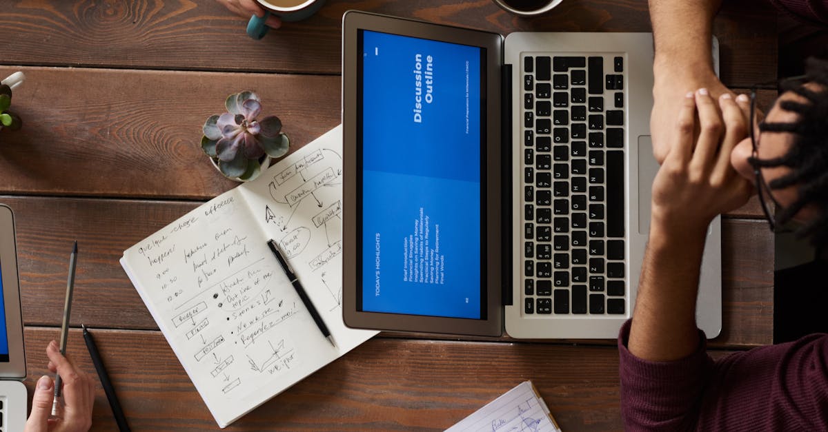 Equipe de negócios discutindo estratégias em reunião prática