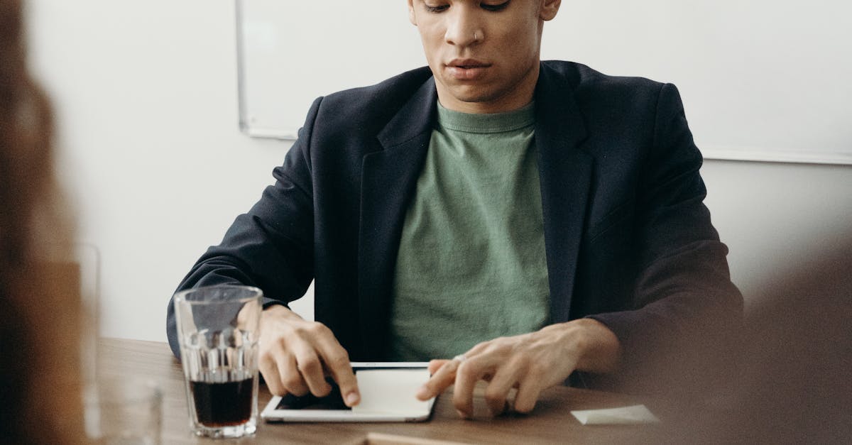 Equipe discutindo estratégias para aumentar o engajamento nas redes sociais