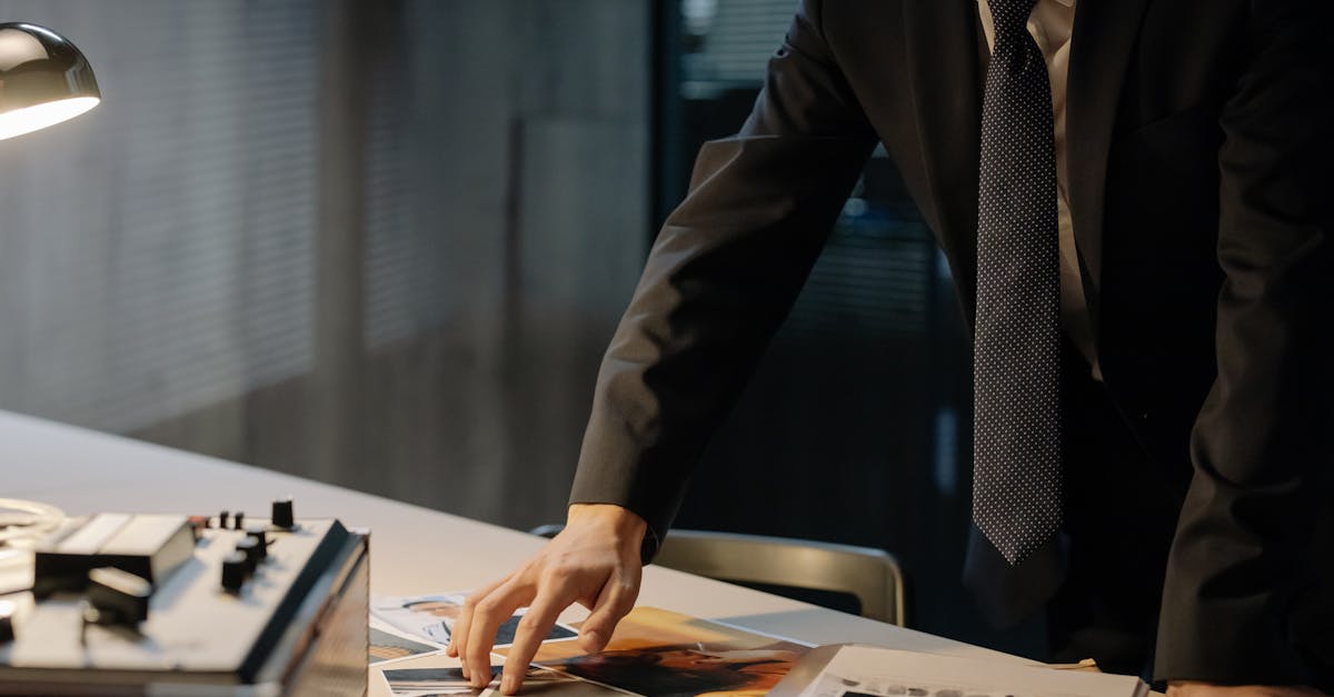 Equipe revisando estudo de caso com gráficos e notas em computador