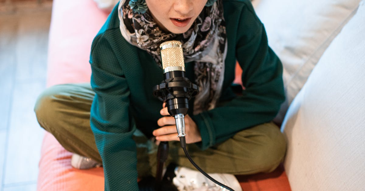 Equipe trabalhando em estratégias de colaboração nas redes sociais