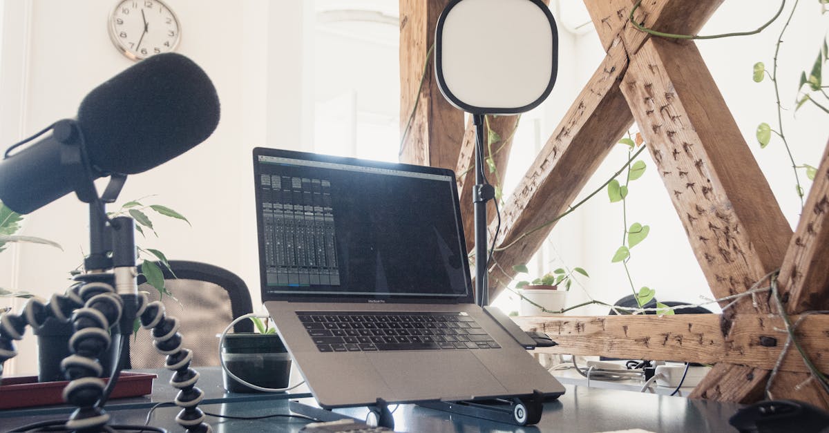 Espaço de trabalho com computador para criação de conteúdo no YouTube