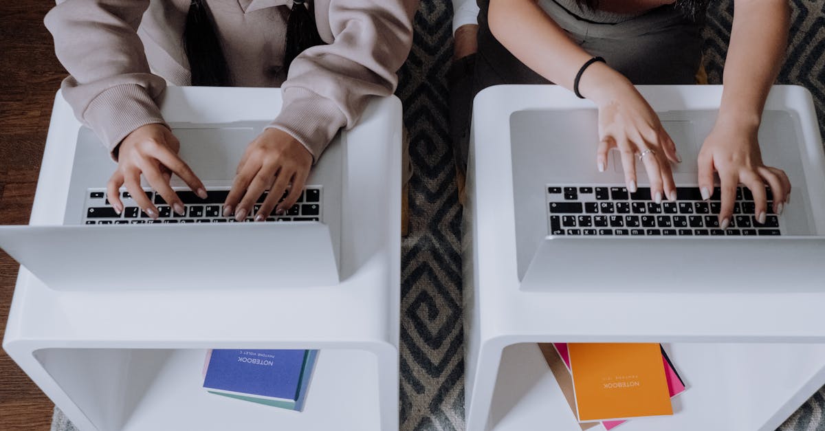 Grupo colaborando e analisando estratégias em laptops