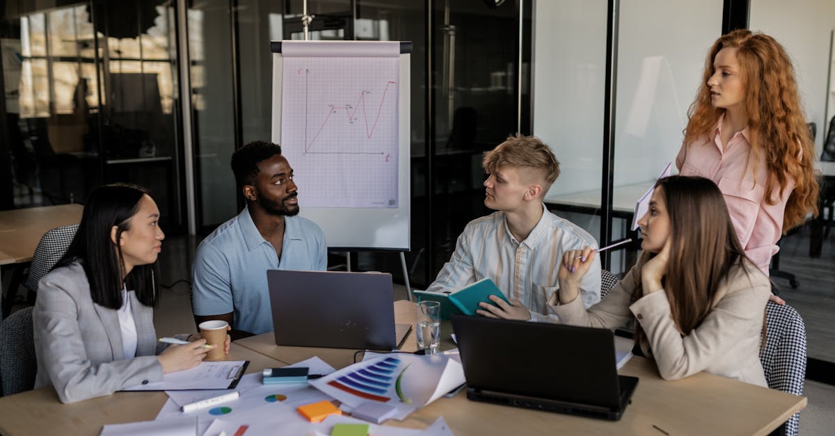 Grupo discutindo estratégias de marketing digital