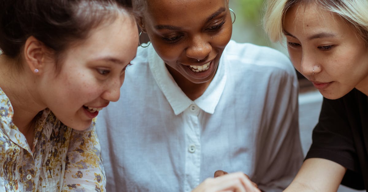 Grupo interagindo e fortalecendo conexões em comunidade online