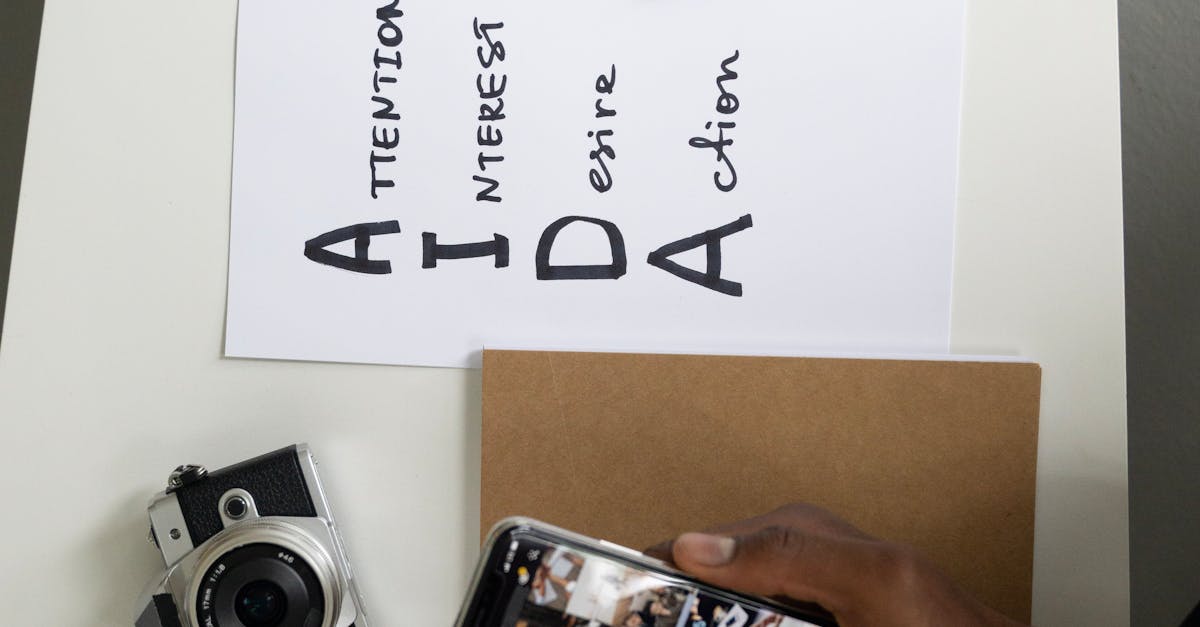 Mesa com computador e smartphone mostrando ferramentas digitais de marketing