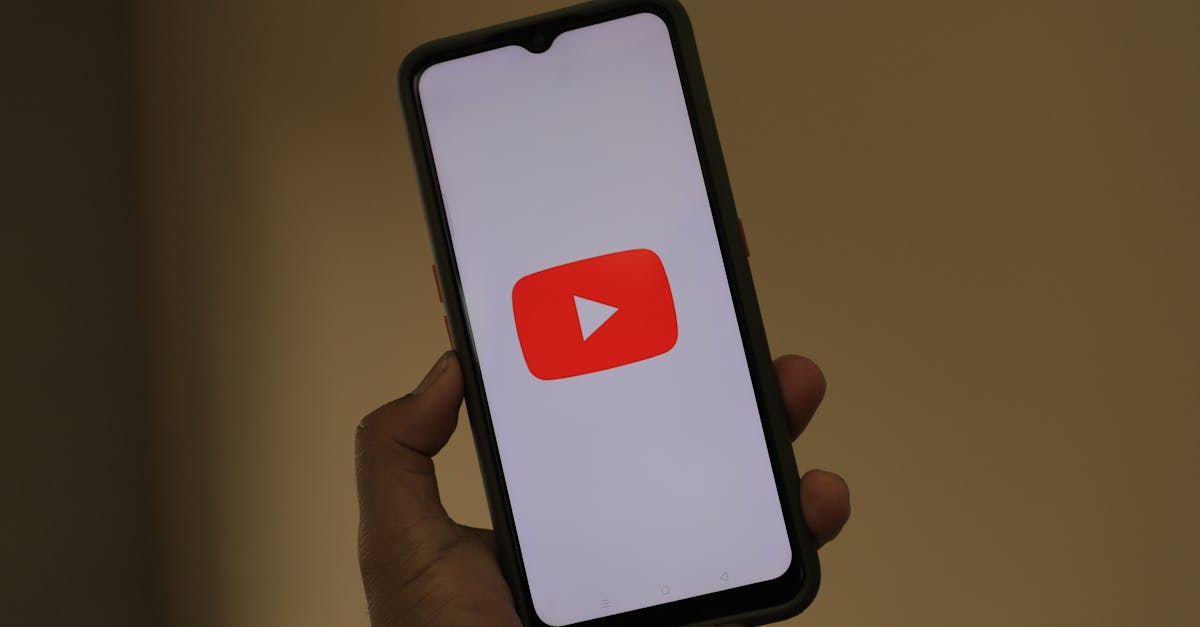 Mesa com computadores e ferramentas digitais para gestão de redes sociais