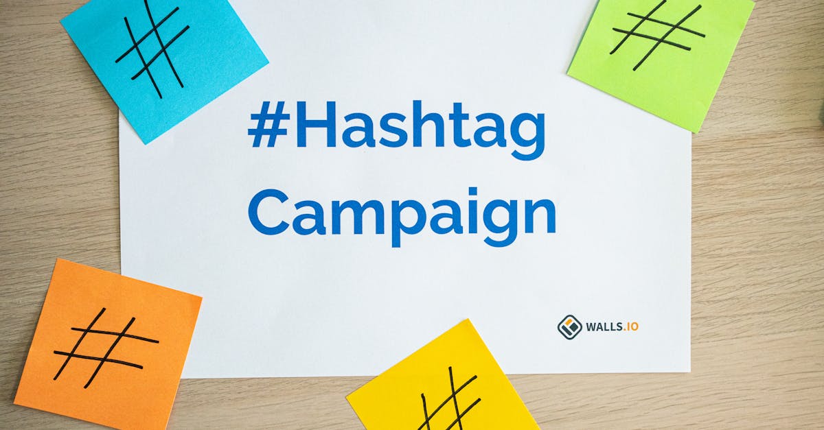 Mesa com laptop e smartphone exibindo ferramentas de marketing digital