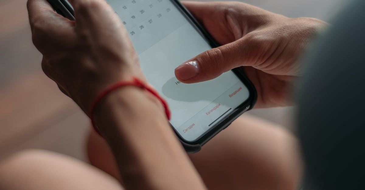 Myos operando aplicativo no celular para seguir passo a passo prytico