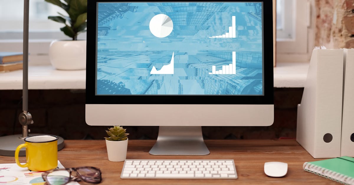 Usuário utilizando ferramentas digitais para monitorar crescimento no Instagram