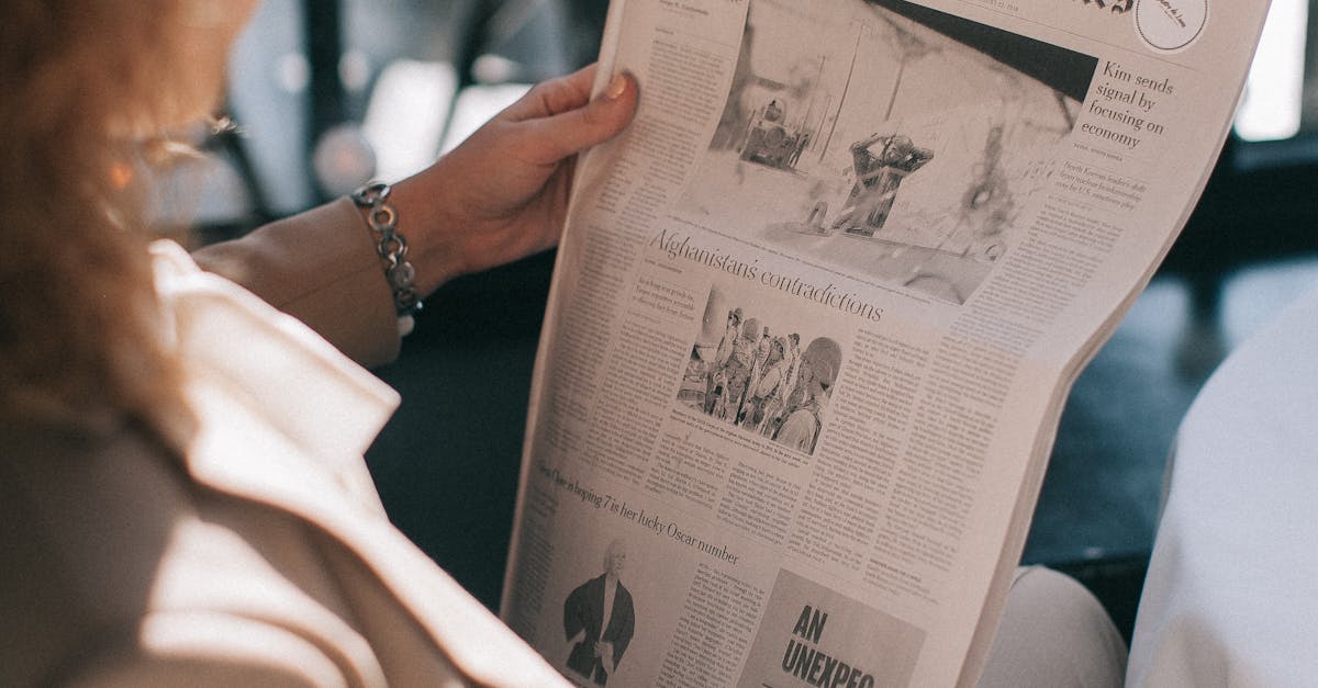 Pessoa analisando dados de engajamento em redes sociais no computador