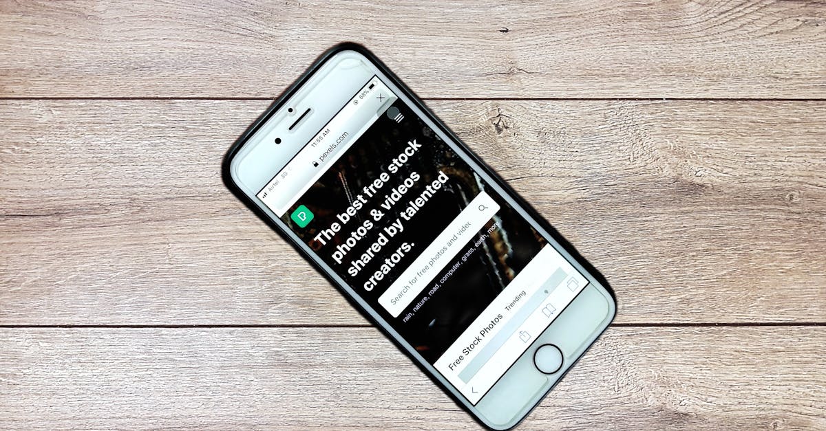 Pessoa analisando dados de redes sociais em computador para melhorar desempenho