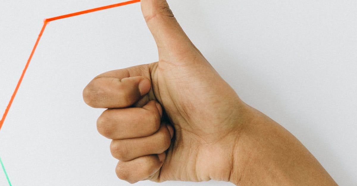 Pessoa analisando tendências de áudio em gráficos no computador