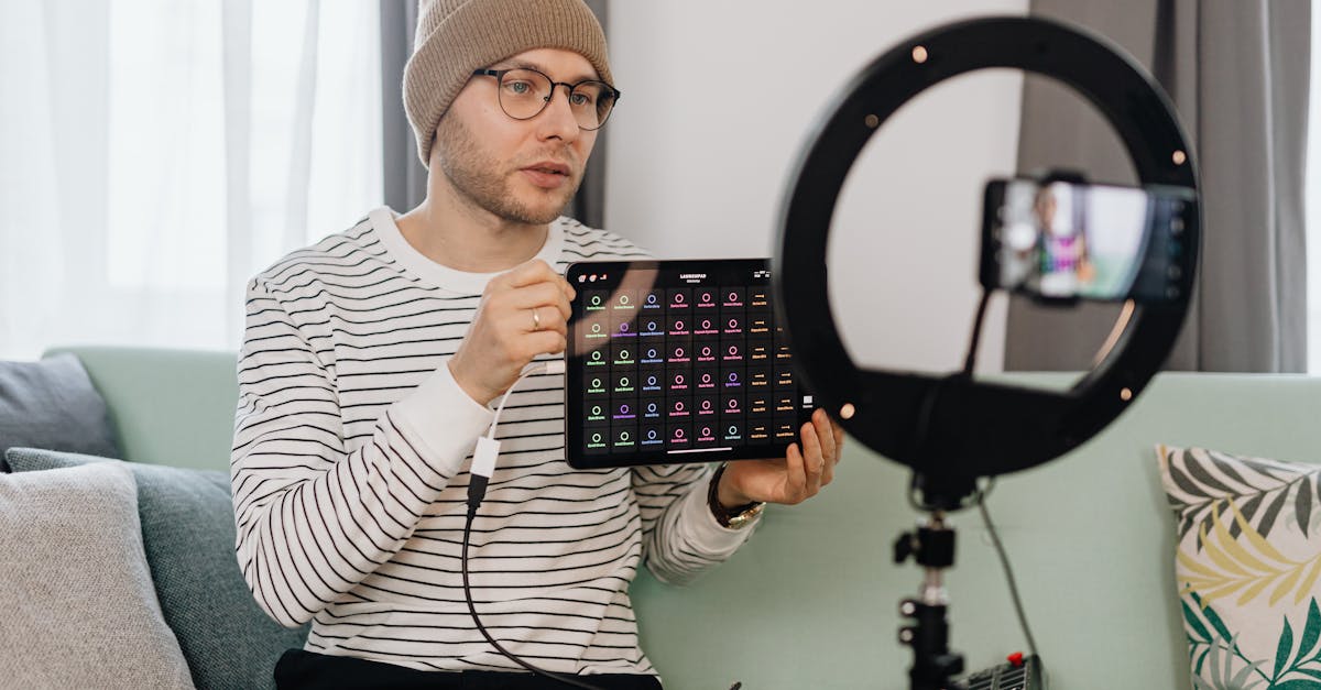 Pessoa anotando dicas práticas para melhorar perfil em redes sociais