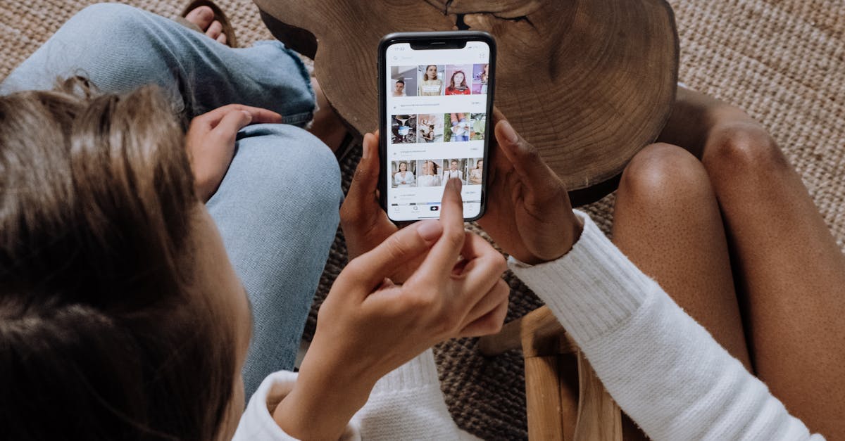 Pessoa anotando dicas sobre redes sociais para melhorar o engajamento