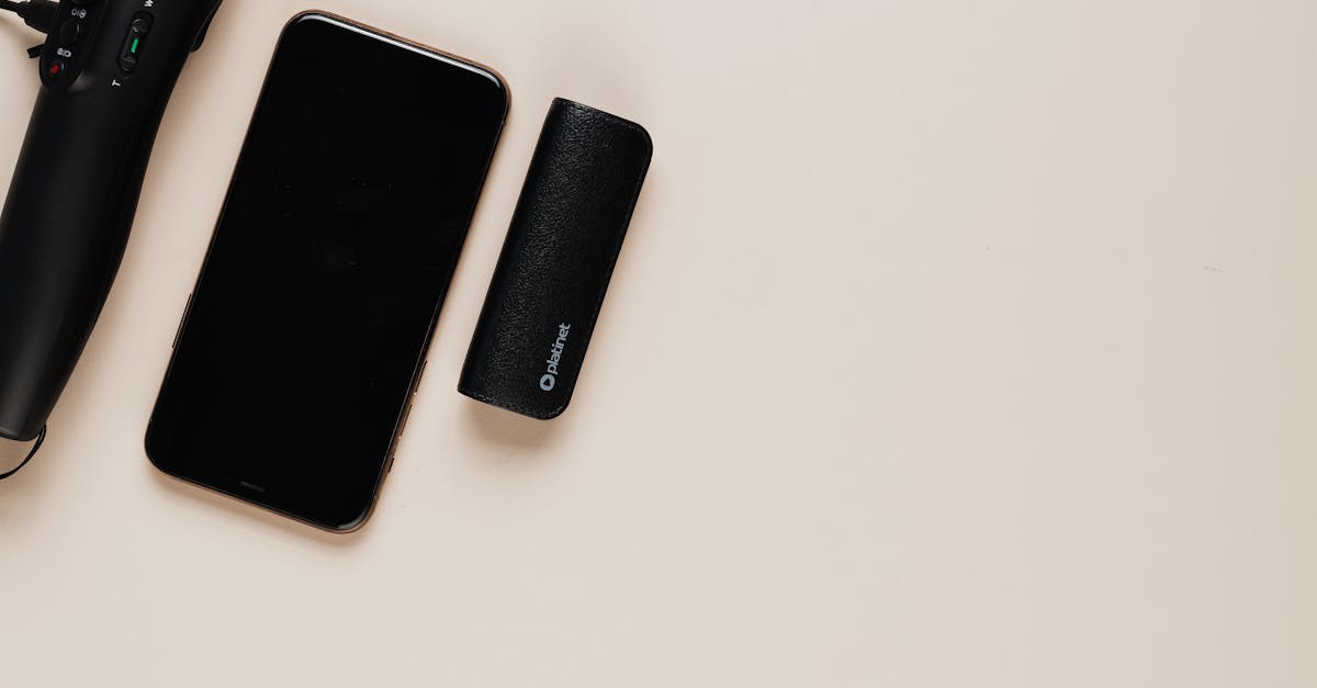 Pessoa utilizando ferramentas de automação para redes sociais no computador