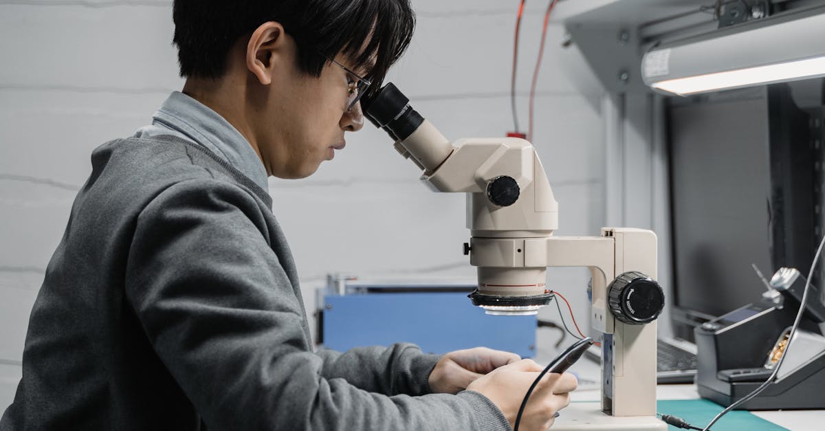 Pessoa utilizando ferramentas digitais para analisar músicas em computador