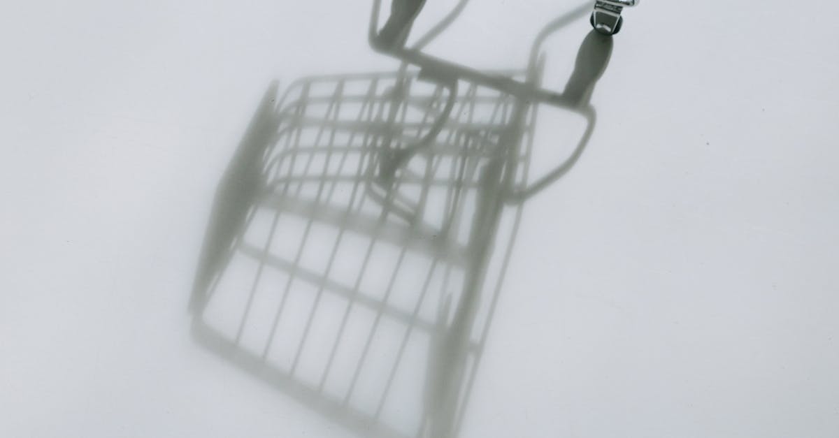 Pessoa utilizando ferramentas digitais para aplicar estratégias de marketing online