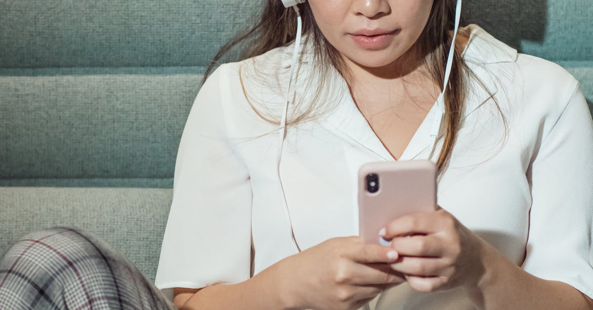 Pessoa utilizando ferramentas digitais para otimizar perfil no Instagram