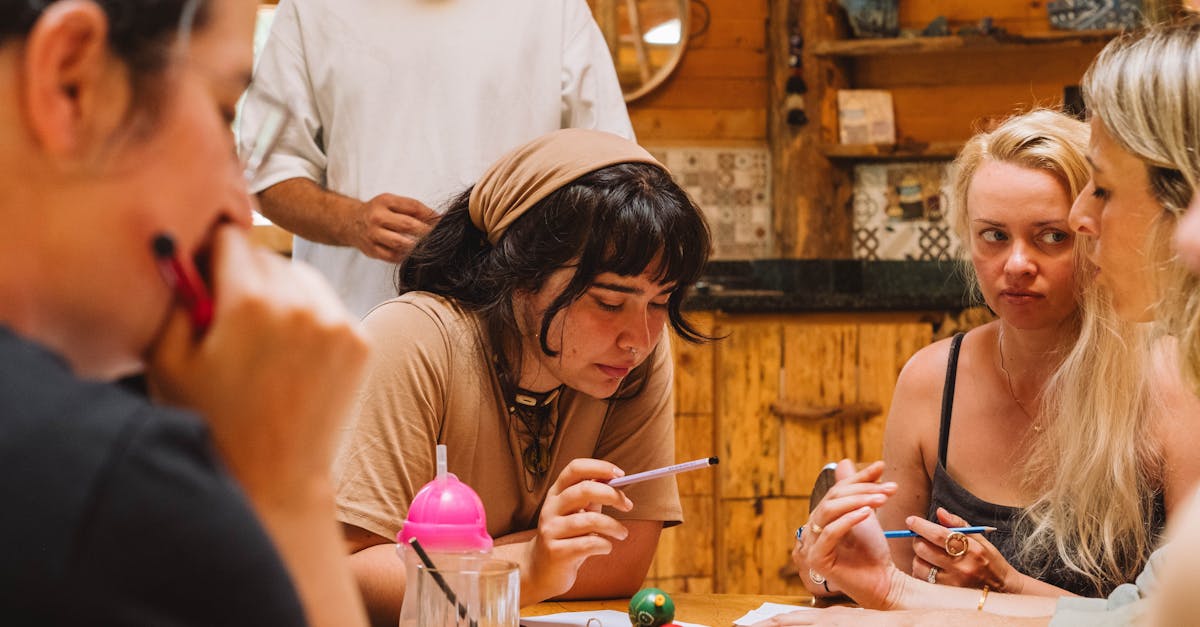 Pessoas colaborando e discutindo estratégias para crescimento orgânico online